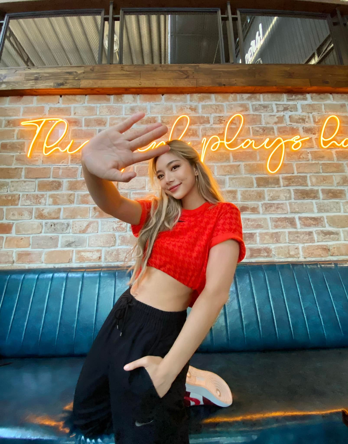 Katleen luyện tập võ thuật cùng bố từ năm 9 tuổi và hiện tại cô nàng hot girl võ thuật này đã đạt trình độ huyền đai đệ tam đẳng.