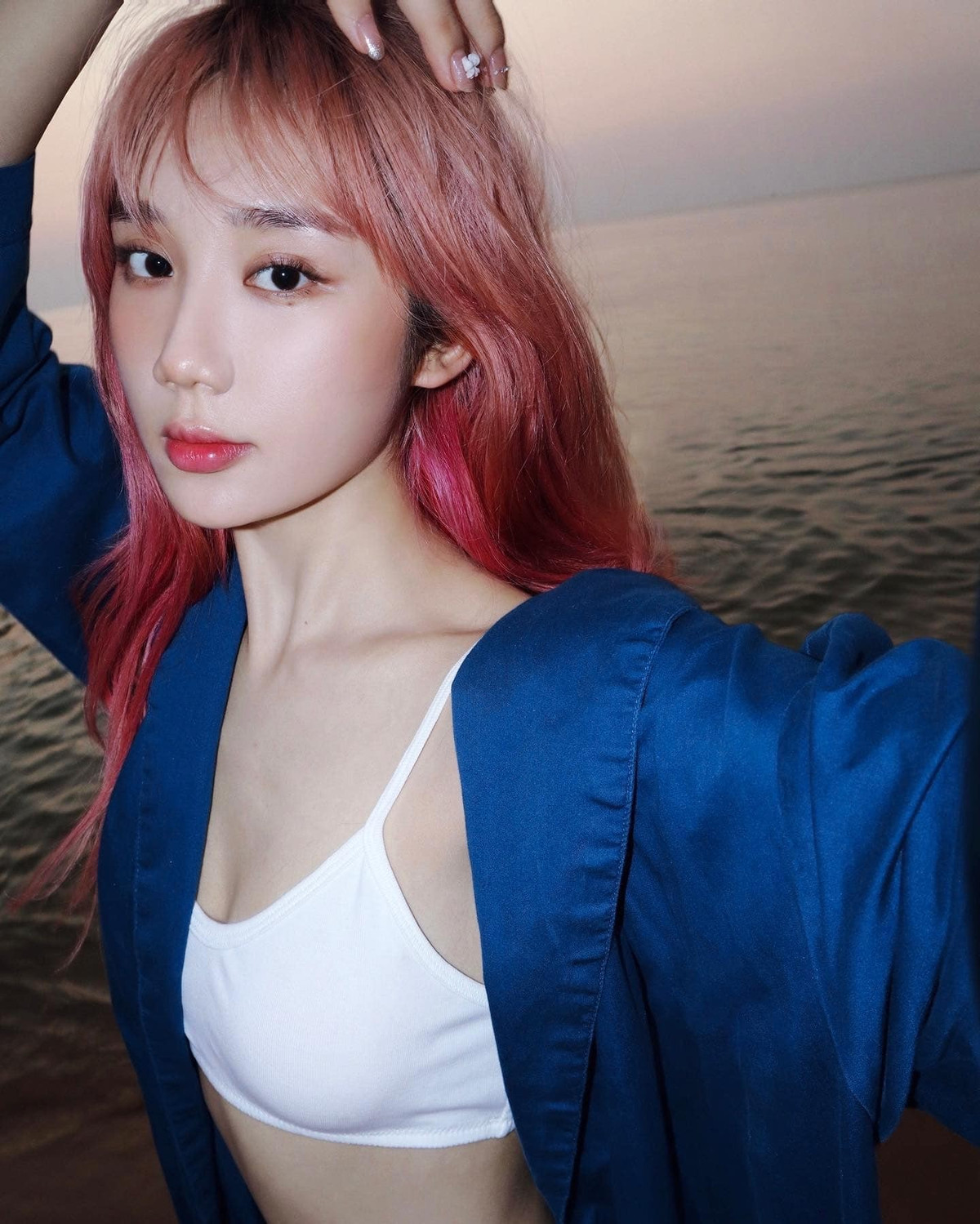 So sánh với những bức ảnh mà nữ streamer từng đăng trong quá khứ, nhiều fan đánh giá đây là bộ ảnh táo bạo nhất mà cô nàng từng đăng tải trên mạng.