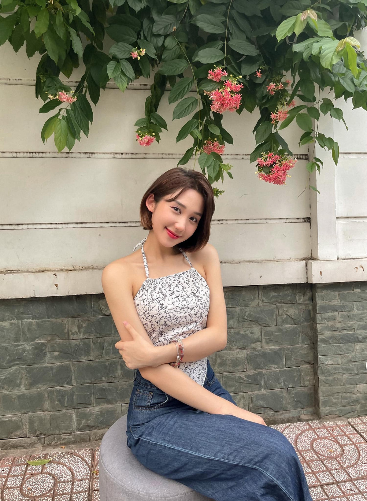 Có thể thấy, Mina sở hữu phong cách hoàn toàn trái ngược với nhiều hot girl bấy giờ với gu thời trang nhẹ nhàng, đáng yêu.