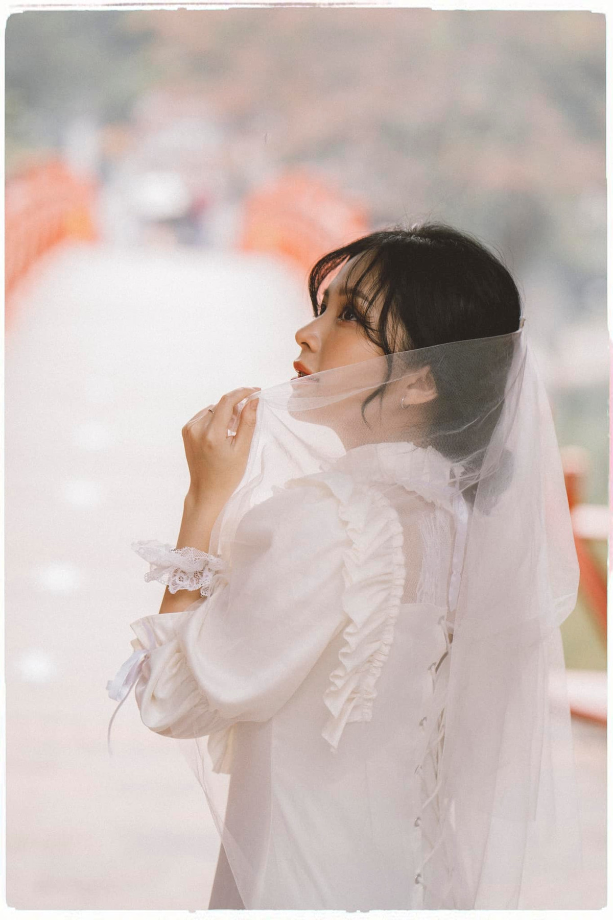 Dù chỉ sở hữu chiều cao khiêm tốn - 1m53, nhưng Nguyễn Hoàng Ngọc Huyền lại có lợi thế về gương mặt sáng cũng như vẻ đẹp mong manh, trẻ hơn tuổi thật.