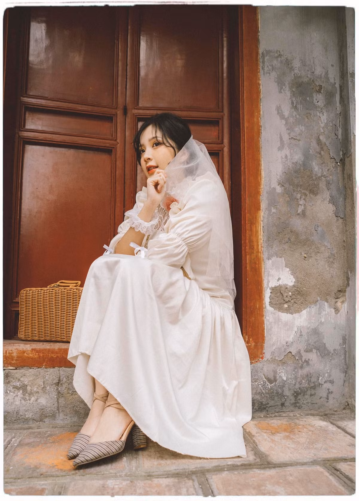 Hot girl 9x có vẻ ngoài ưa nhìn, thân hình cân đối, đôi mắt to tròn cùng làn da trắng ngần, dễ khiến người đối diện phải ngẩn ngơ ngắm nhìn.