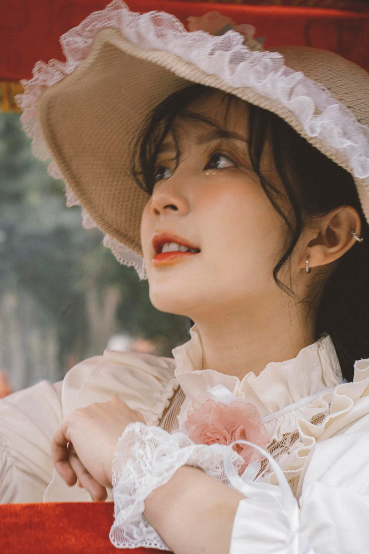 Ngoài việc học và tham gia diễn xuất, Huyền từng làm MC, tham gia vào đội hùng biện của khoa, làm người mẫu ảnh...