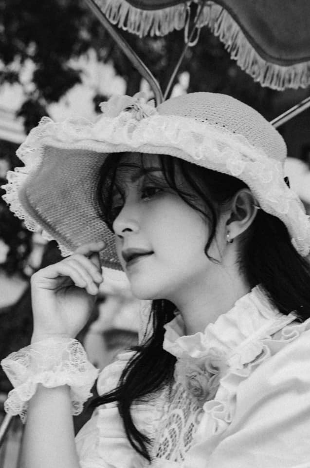 Hiện Ngọc Huyền đã có 7 năm gắn bó với công việc mẫu ảnh nhờ gương mặt xinh đẹp, nhan sắc trong sáng.