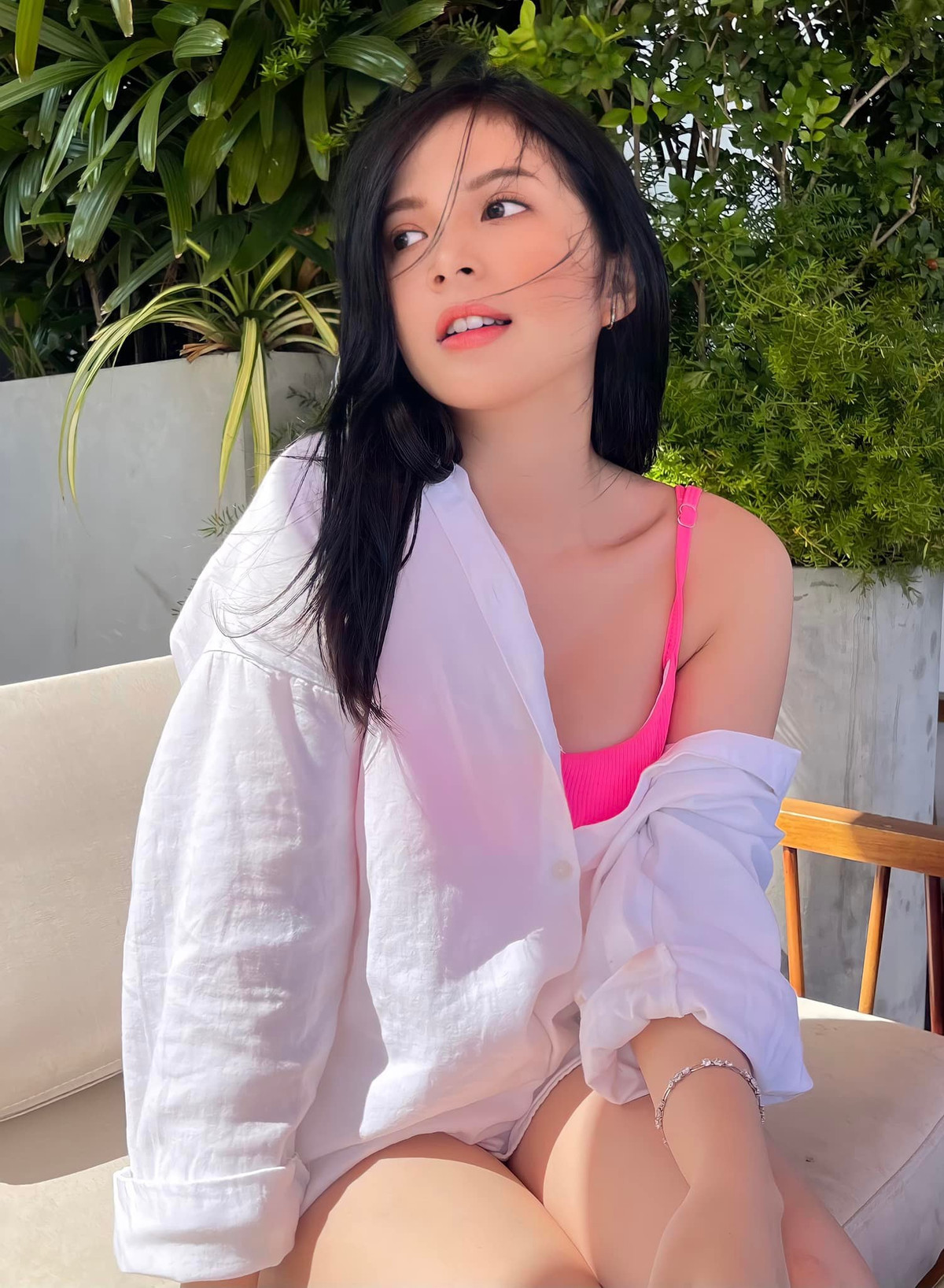 Nguyễn Hoàng Ngọc Huyền, sinh năm 1997 là hot girl sở hữu thân hình quyến rũ cùng làn da trắng như sứ.