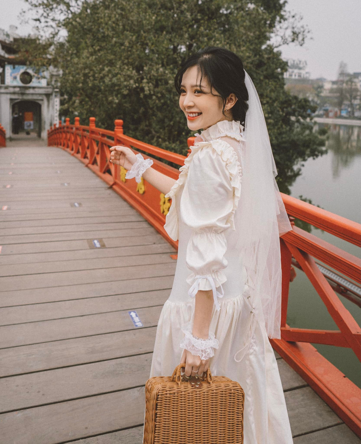 Những bức ảnh được Nguyễn Hoàng Ngọc Huyền đăng tải trên Facebook hơn 142 nghìn lượt theo dõi luôn thu hút lượng tương tác lớn, phần đông dành lời khen ngợi cho người đẹp sinh năm 1997 bởi nhan sắc cuốn hút.