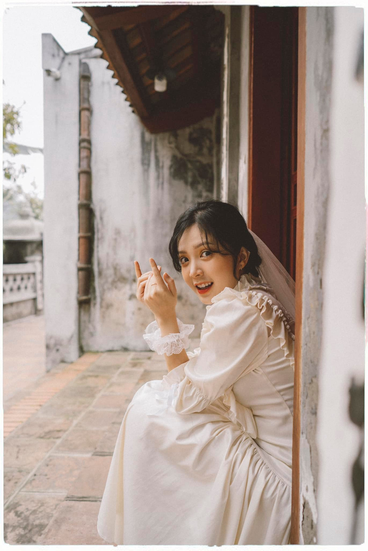 Nụ cười rạng rỡ cùng gương mặt xinh như búp bê là ưu điểm ngoại hình của gái xinh này.