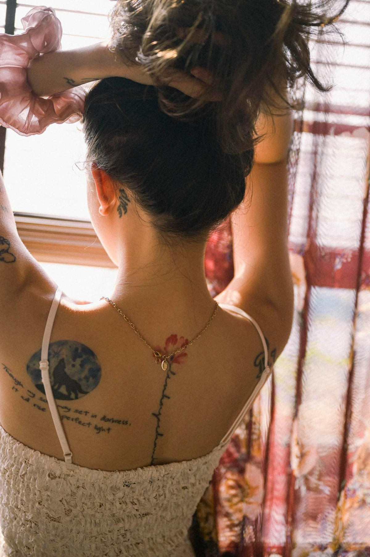 Dù Đàm tổng có nhiều hình xăm nhưng nhìn cô, người ta chẳng thấy phô phang hổ báo mà vẫn hút mắt vô cùng.