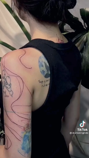 Quá trình thực hiện hình xăm mới cũng được nữ streamer đăng tải trên mạng xã hội đã thu hút được sự chú ý và nhận về khá nhiều lời khen về độ nghệ thuật của nó.