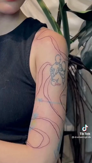 Hình xăm mới của nữ streamer Linh Ngọc Đàm là những đường vân đôi, gồm: một đậm, một mảnh đi song song nhau, kéo dài từ đỉnh vai xuống khuỷu tay.