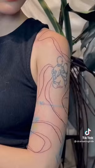 Hình xăm mới của nữ streamer Linh Ngọc Đàm là những đường vân đôi, gồm: một đậm, một mảnh đi song song nhau, kéo dài từ đỉnh vai xuống khuỷu tay.