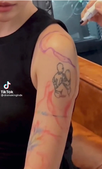 Bên cạnh hình xăm là những đường vân chạy dọc cánh tay, netizen đặc biệt chú ý đến hình xăm đôi nam nữ vòng tay ra sau, ôm đối phương cực kỳ tình cảm.