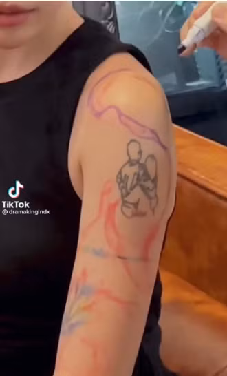 Bên cạnh hình xăm là những đường vân chạy dọc cánh tay, netizen đặc biệt chú ý đến hình xăm đôi nam nữ vòng tay ra sau, ôm đối phương cực kỳ tình cảm.