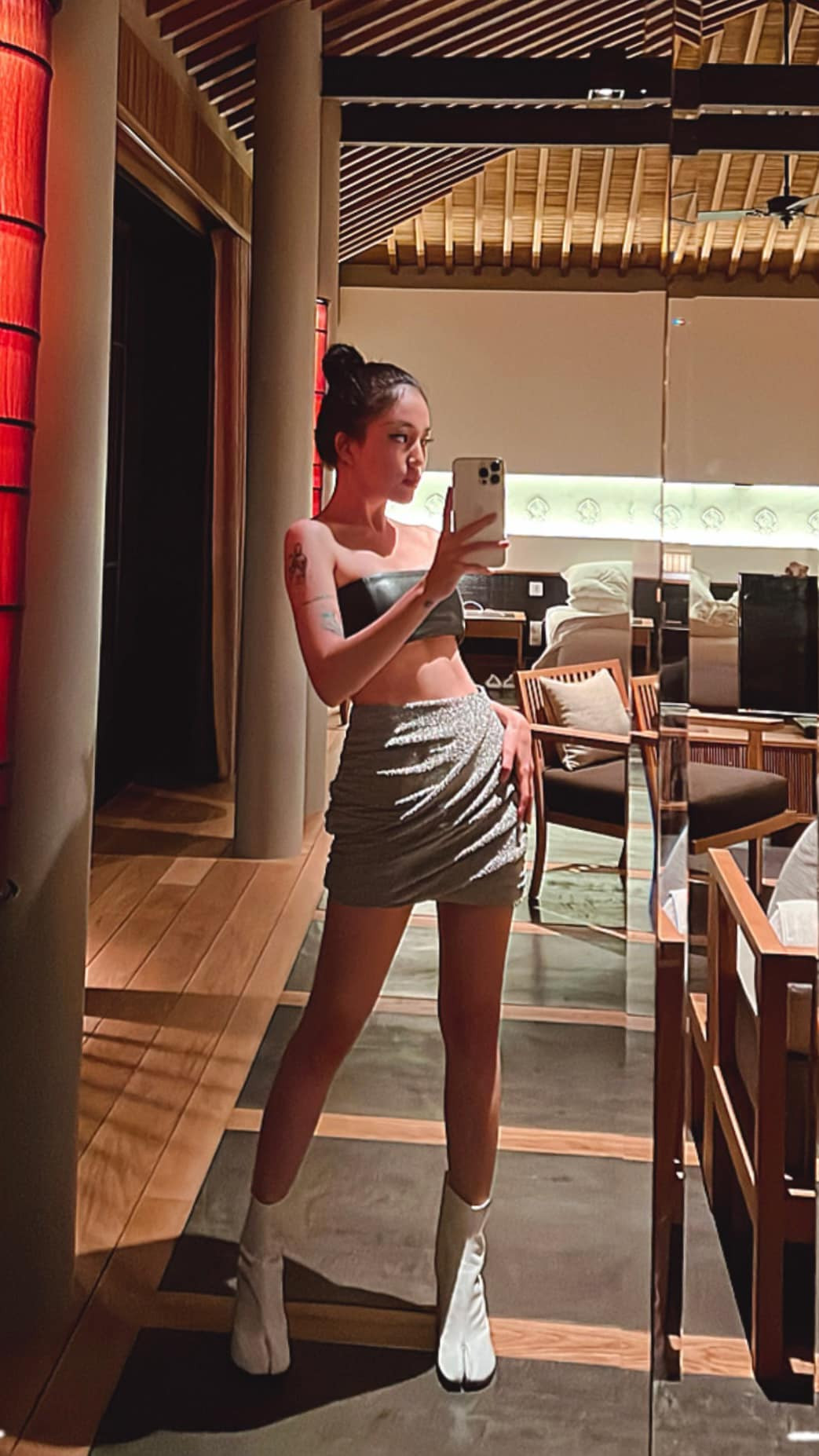 Về khoản xăm trổ, hot streamer cũng chẳng kém tay chơi nào khi sở hữu gần chục hình xăm lớn nhỏ.