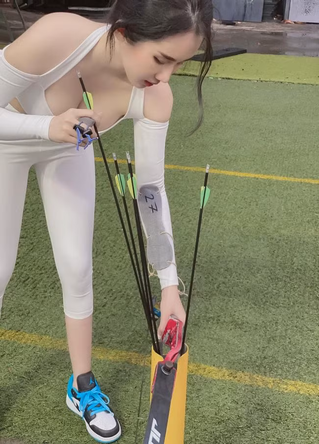 Trên trang cá nhân, Hồng Ngọc thường xuyên chia sẻ nhiều hình ảnh đời thường với nhiều phong cách khác nhau.