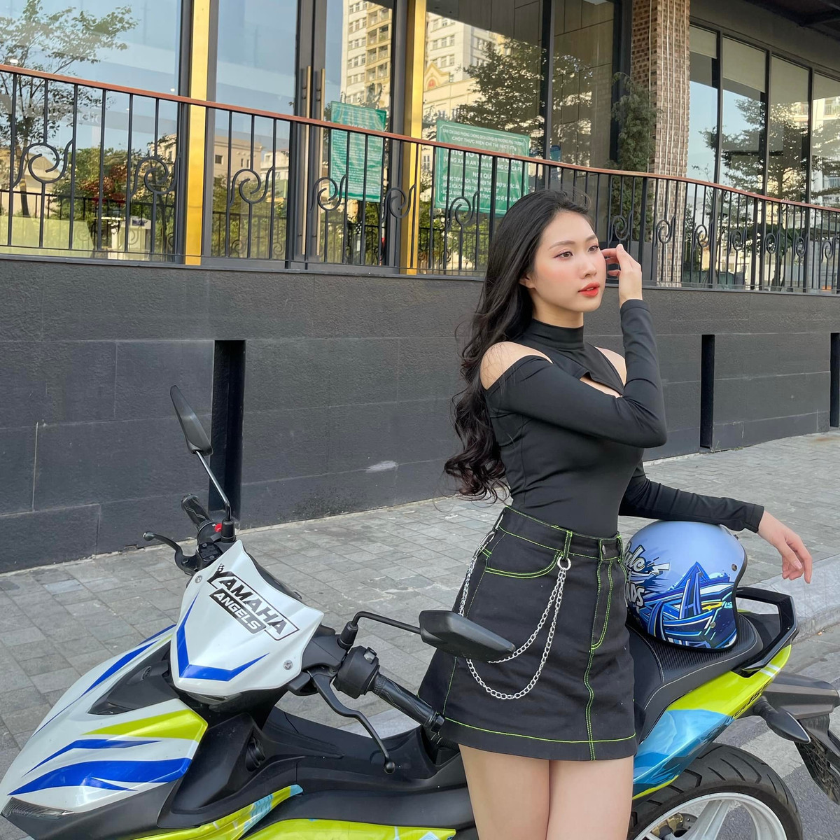 Ngoài tập gym, tập nhảy cô còn tham gia nhiều môn thể thao phối hợp như: đạp xe, bắn cung...để giữ gìn vóc dáng. Ảnh: FBNV