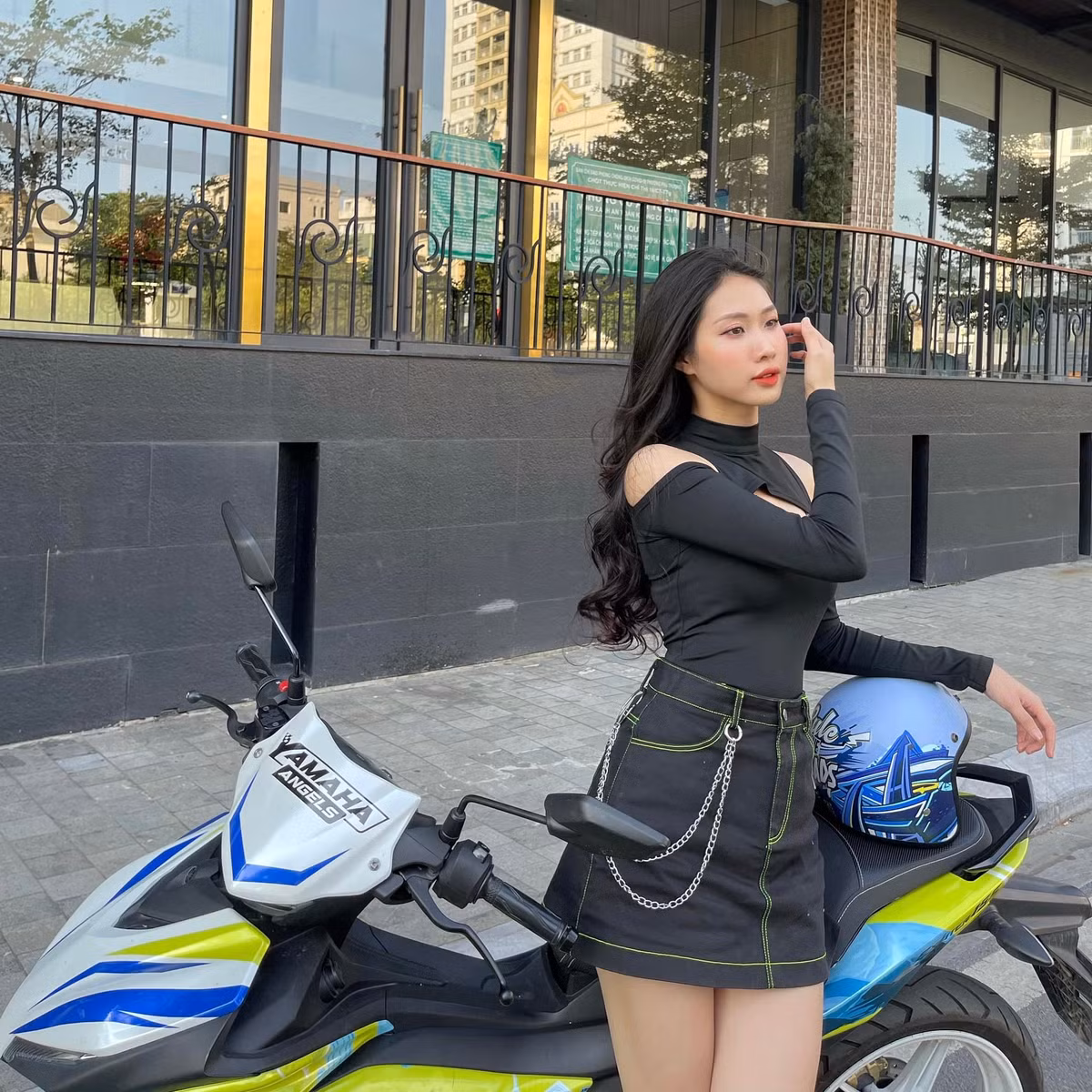 Ngoài tập gym, tập nhảy cô còn tham gia nhiều môn thể thao phối hợp như: đạp xe, bắn cung...để giữ gìn vóc dáng. Ảnh: FBNV