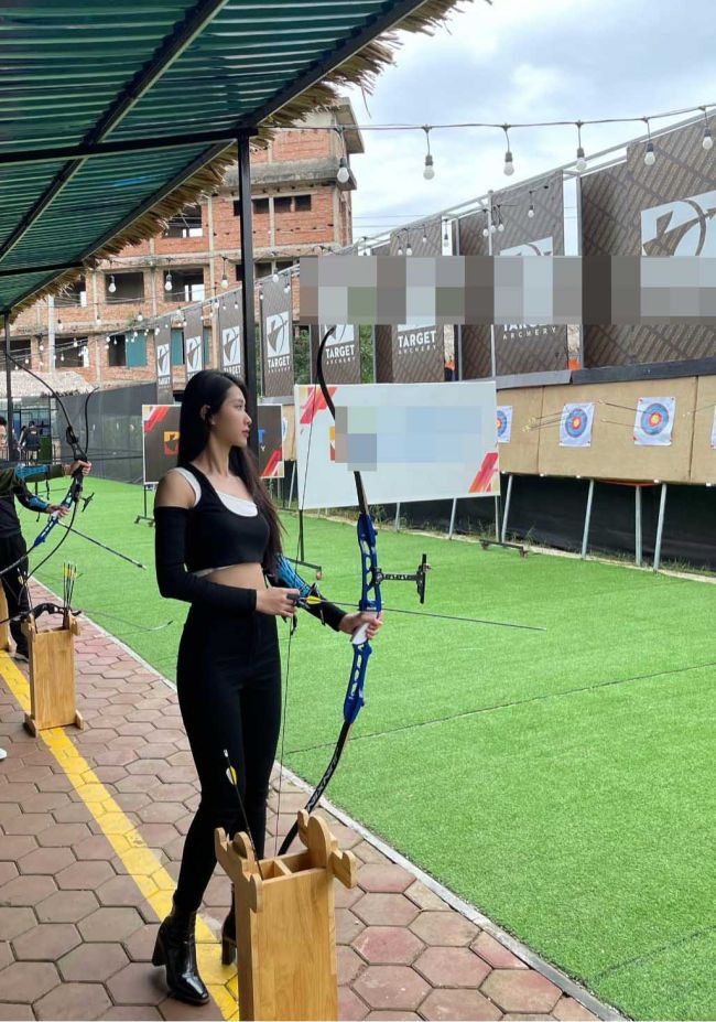 Với sắc vóc nổi bật, Ngọc Ánh nhanh chóng thu hút bao ánh nhìn khi bắn cung trên sân.