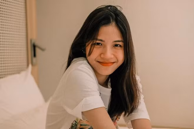 Kể từ khi đi du học, “hot girl Olympia” kín tiếng hơn. Cô nàng từng chia sẻ, cô chỉ chuyên tâm học hành, ít khi sử dụng mạng xã hội, đặc biệt là Facebook.