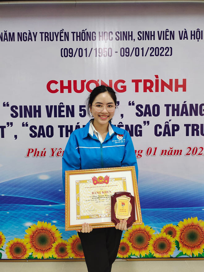 Nổi tiếng trên mạng xã hội từ cuộc thi “Đường lên đỉnh Olympia”, Hồng Lam kín tiếng hơn nhiều. Các bài đăng trên mạng xã hội của nữ sinh Phú Yên chỉ xoay quanh chủ đề trường lớp, học tập.