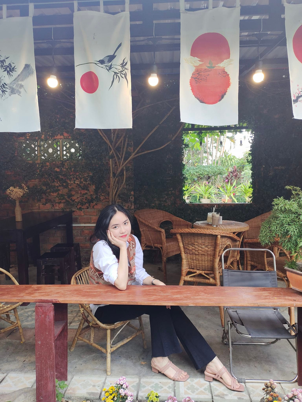 Cô nàng dường như không quan tâm đến sự chú ý của dân mạng dành cho mình.