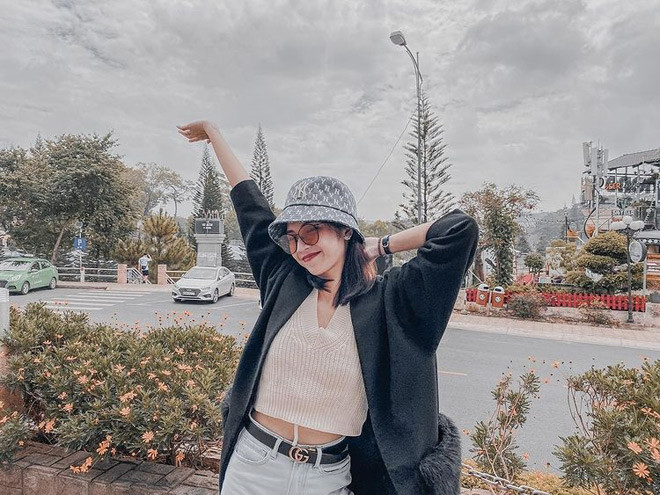 Cô nàng sở hữu bảng thành tích “khủng” trong học tập, có nhiều tài lẻ trong lĩnh vực âm nhạc. Tuy nhiên, xung quanh cô cũng có không ít thị phi.