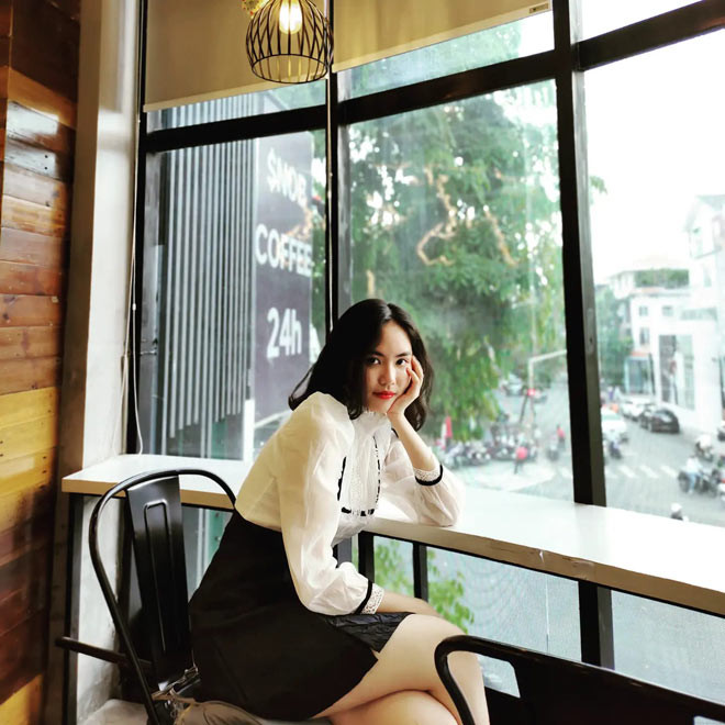 Ngay từ khi mới xuất hiện, cô gái Phú Yên đã gây ấn tượng mạnh với nhan sắc xinh đẹp, trong trẻo cùng chiều cao ấn tượng.