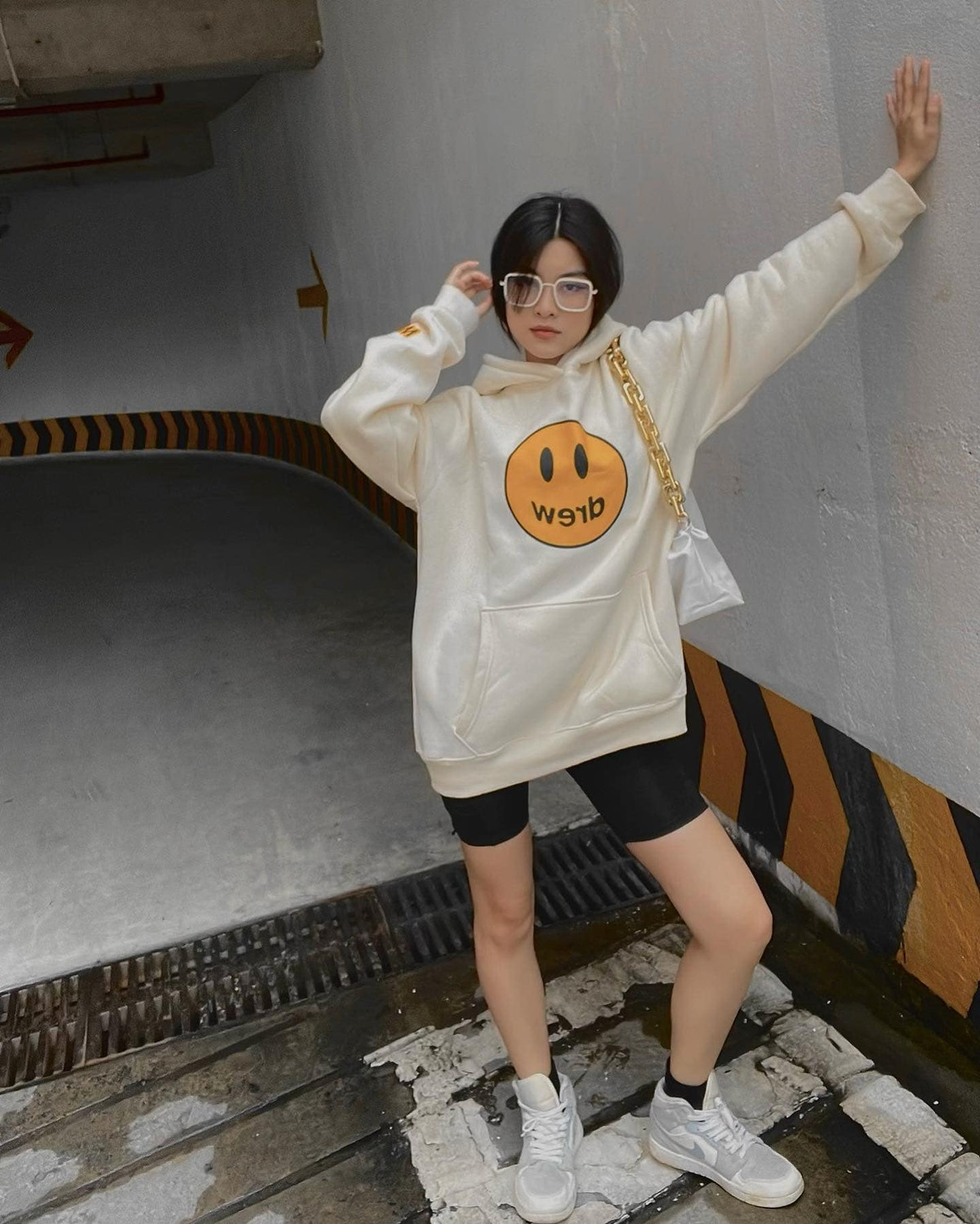 Thảo cho hay, cô từng bị mẹ la mắng vì đăng những bức hình gợi cảm lên mạng xã hội. Một số người ở quê đồn thổi cô nàng không đứng đắn.