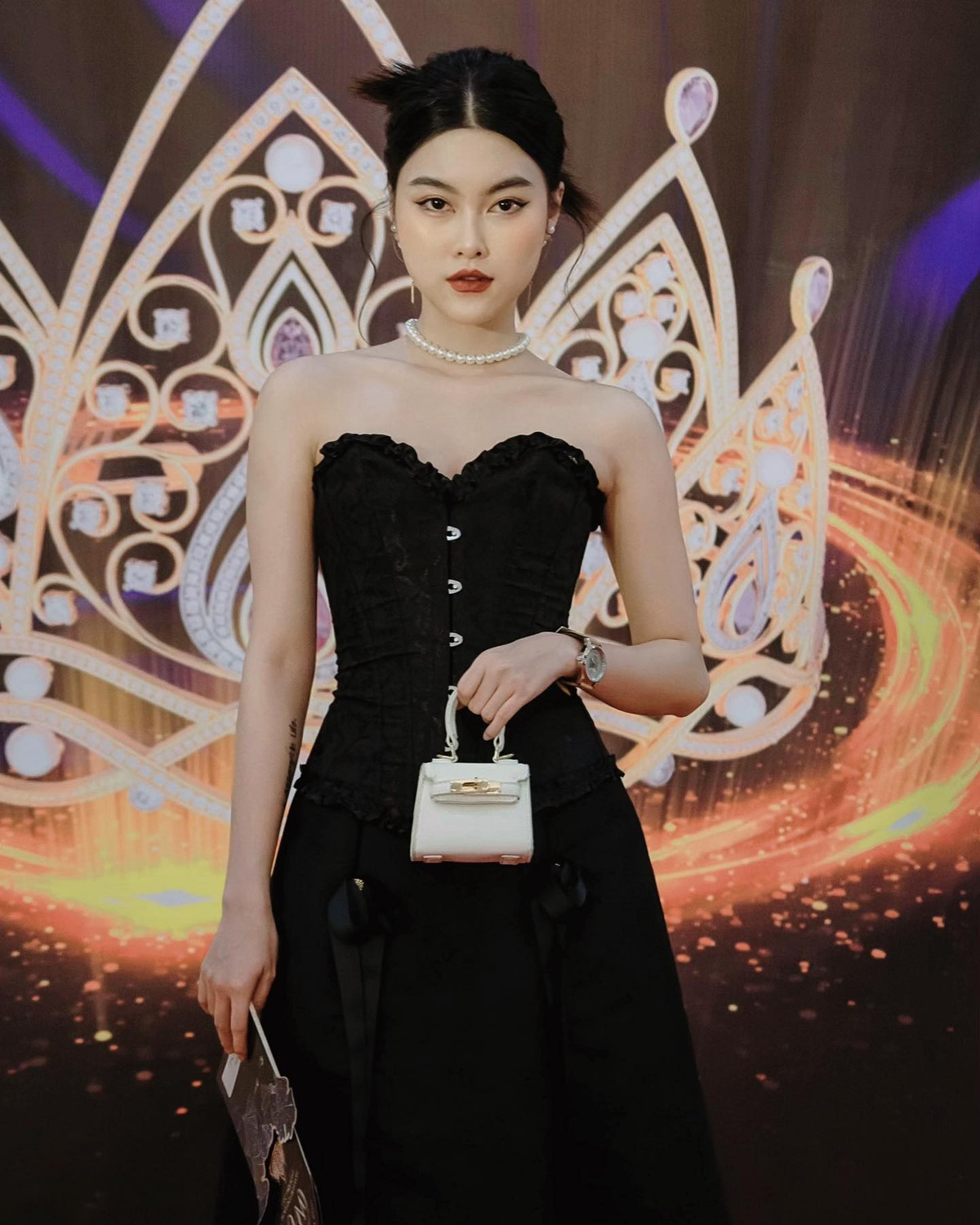 Ngoài nhan sắc, gái xinh Đà Nẵng còn gây xôn xao với câu chuyện gặp đủ rắc rối và thị phi vì theo đuổi phong cách gợi cảm.