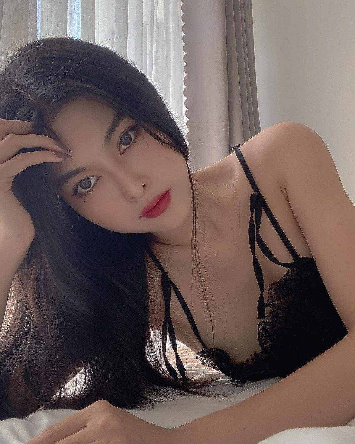 Cô nàng sở hữu gương mặt khả ái, vóc dáng mảnh mai và gu thời trang gợi cảm, quyến rũ.