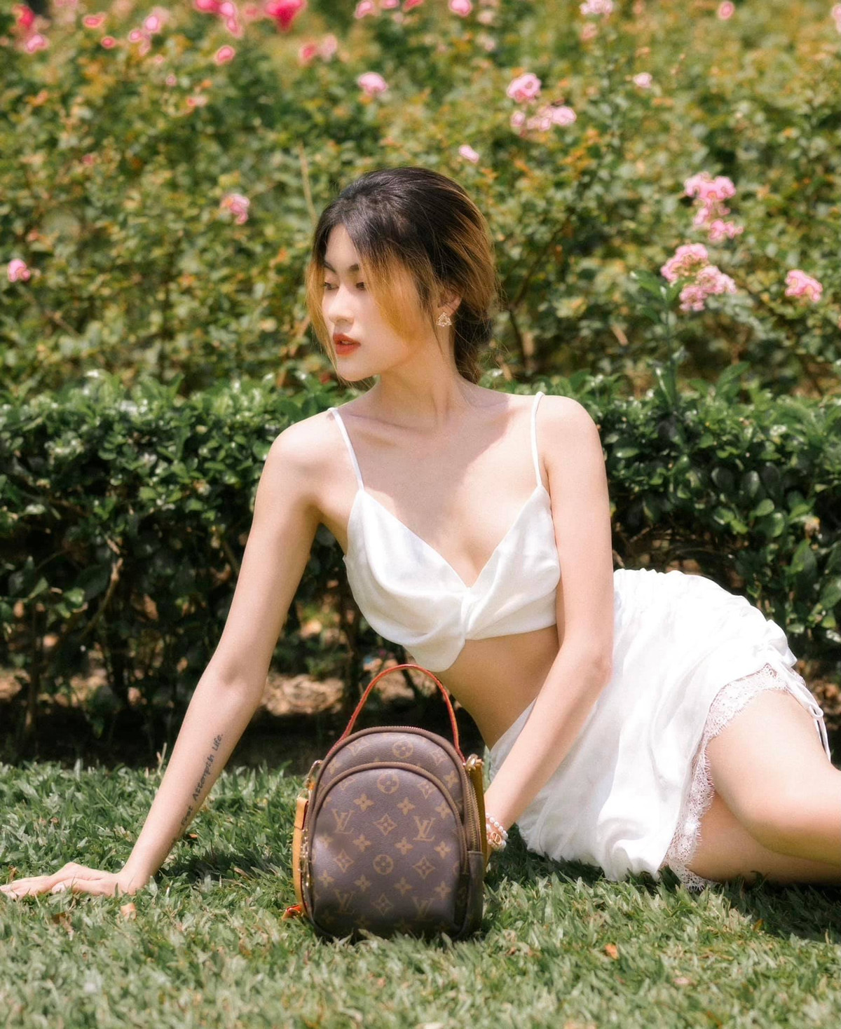 Không sở hữu vóc dáng phổng phao nhưng Tiểu Thảo vẫn gây chú ý bởi vẻ đẹp nữ tính, nhẹ nhàng, không kém phần cuốn hút. Ảnh: FBNV