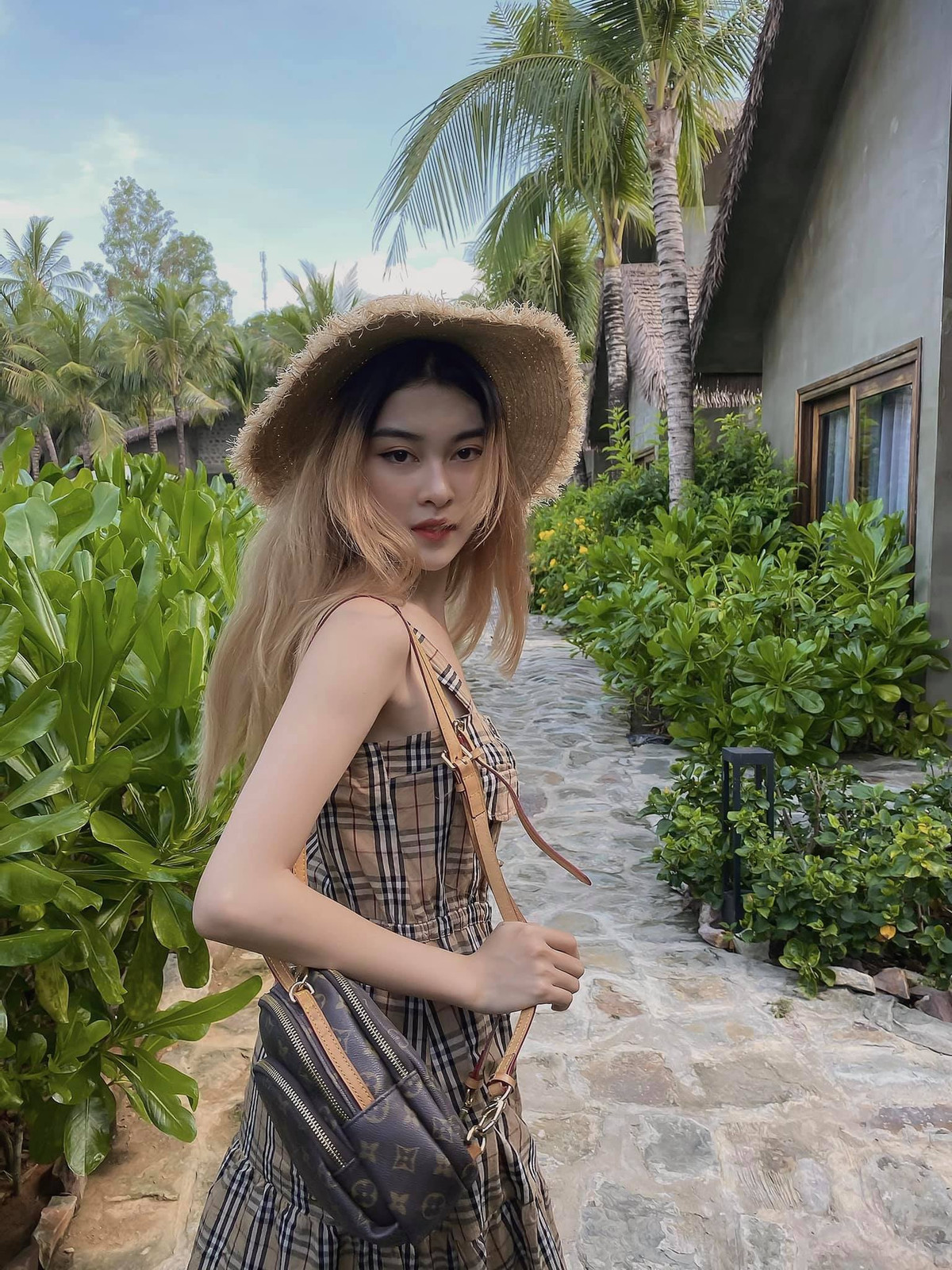 Tiểu Thảo cho hay, cô cao 1m60, nặng 43kg. Số đo 3 vòng của cô nàng là: 77-55-88 (cm).