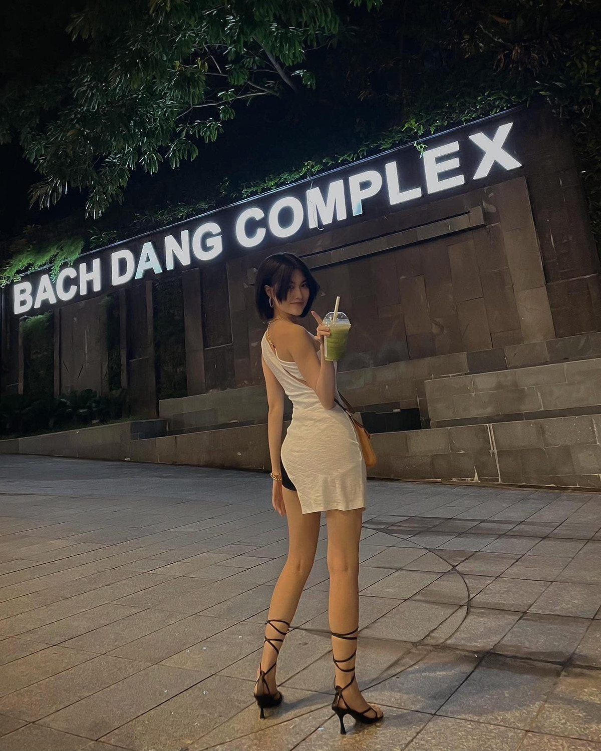 Trên mạng xã hội, cô nhận được rất nhiều bình luận khiếm nhã, soi mói, miệt thị ngoại hình của cô. Không những thế, cô còn nhận được những tin nhắn "gạ tình" với mức giá cụ thể.