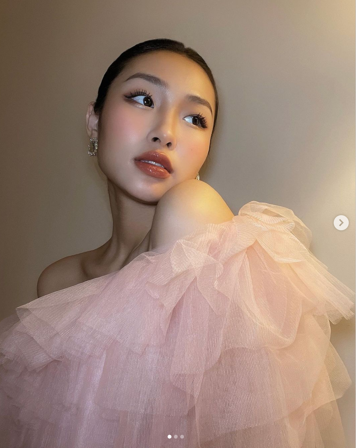 Sắc vóc của Hà Vy khá nổi bật, cũng vì lẽ đó mà cô là người mẫu ảnh được nhiều nhãn hàng "chọn mặt gửi vàng".