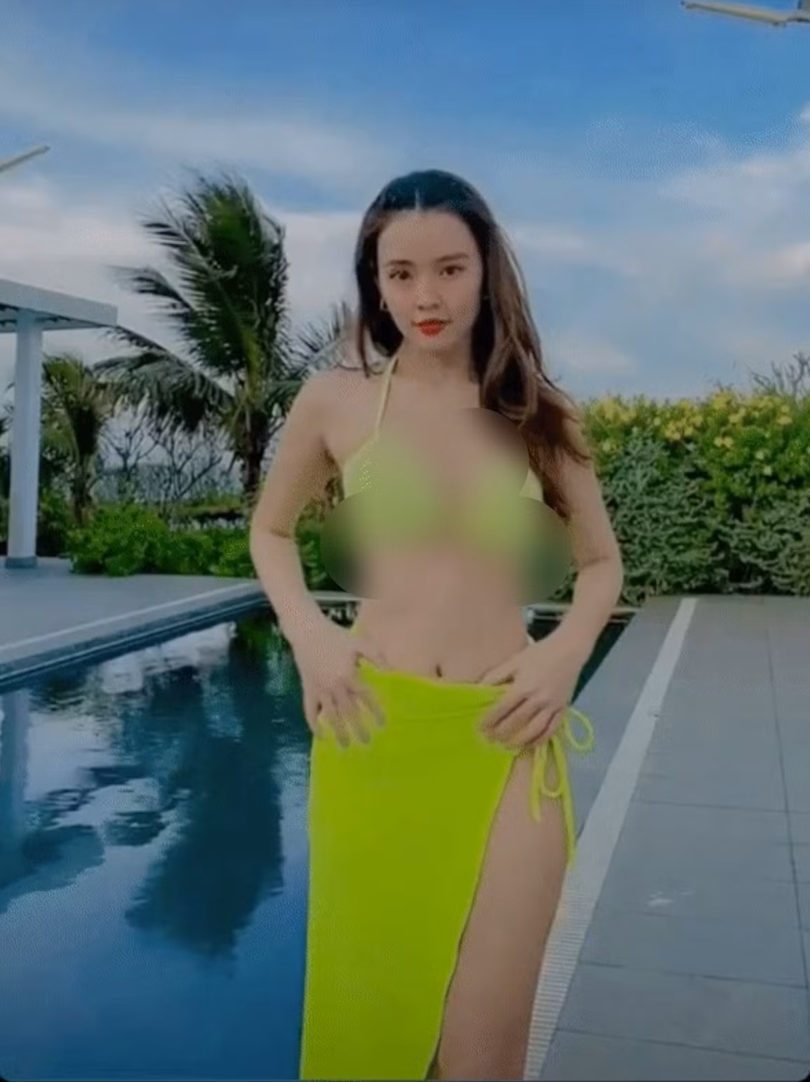 Sáng 7/3, người đẹp 8x bất ngờ tung khoảnh khắc diện bikini khiến netizen bỏng mắt trên Facebook cá nhân. Không hề kém cạnh mỹ nhân Vbiz nào, nữ diễn viên còn "ăn đứt" khi khoe vòng 1 o ép căng tràn và eo con kiến thon gọn.