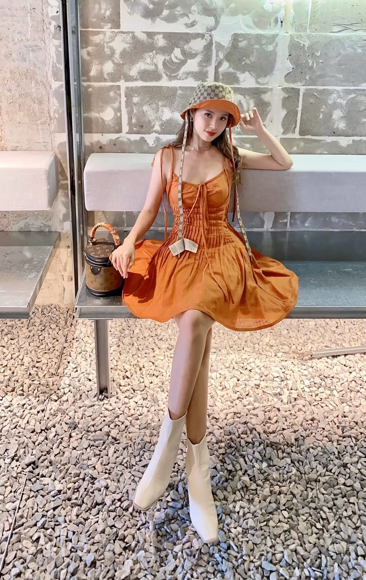 Trong cuộc sống hàng ngày cũng như đi sự kiện, Midu thường gắn bó với phong cách kín đáo, tinh tế, thanh lịch thay vì phô da thịt hay khoe các đường cong gợi cảm.