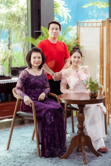 Những tưởng mối quan hệ giữa hai chị em dâu "cơm chẳng lành, canh chẳng ngọt" nhưng phía em dâu của Đoàn Di Băng đã lên tiếng cho biết, hai chị em cô vẫn bình thường.