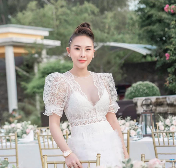 Được biết, cô gái này là Nguyễn Cao Kim Anh (sinh năm 1988), xuất thân trong một gia đình giàu có, "ngậm thìa vàng" từ nhỏ.