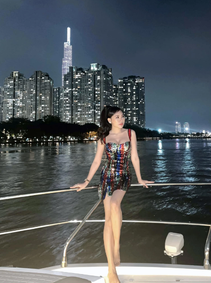 Những lần khoe khối tài sản kếch xù vợ chồng Kim Anh và Quốc Huy khiến cộng đồng mạng không khỏi ngưỡng mộ.