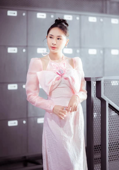 Kim Anh được giới thiệu là có thành tích học tập thuộc hàng top, giao tiếp tiếng Anh như gió và từng làm việc cho nhiều tập đoàn mỹ phẩm lớn trước khi tự phát triển công việc kinh doanh riêng cách đây 6 năm.