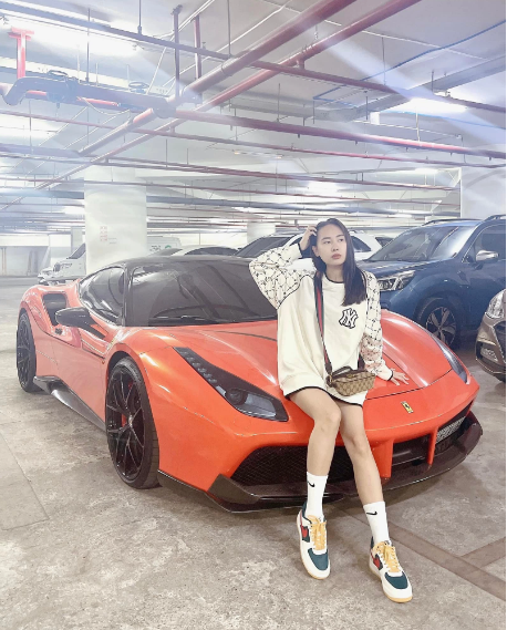 Trước đó, Kim Anh từng gây choáng khi cùng lúc tậu căn biệt thự ngay trung tâm Quận 7 trị giá 50 tỷ và siêu xe Ferrari 488 GTB trị giá chục tỷ để tặng chồng, đánh dấu cho sự thành công sau 5 năm kinh doanh.