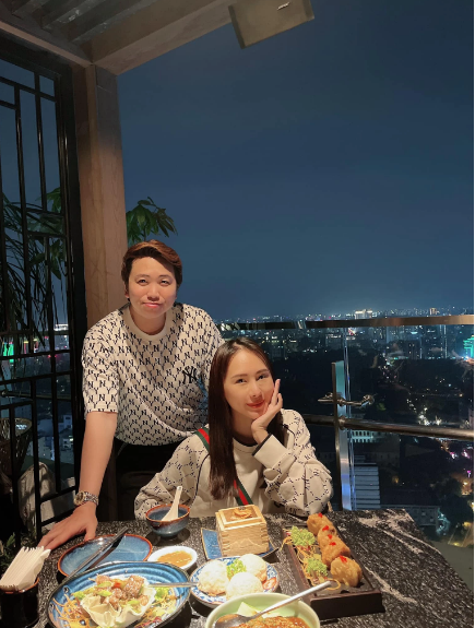 Được biết, ông xã Kim Anh là anh Quốc Huy. Là tay chơi siêu xe khét tiếng tại Sài Gòn, anh đã sưu tập rất nhiều dòng xe như Mercedez, BMW, Audi.