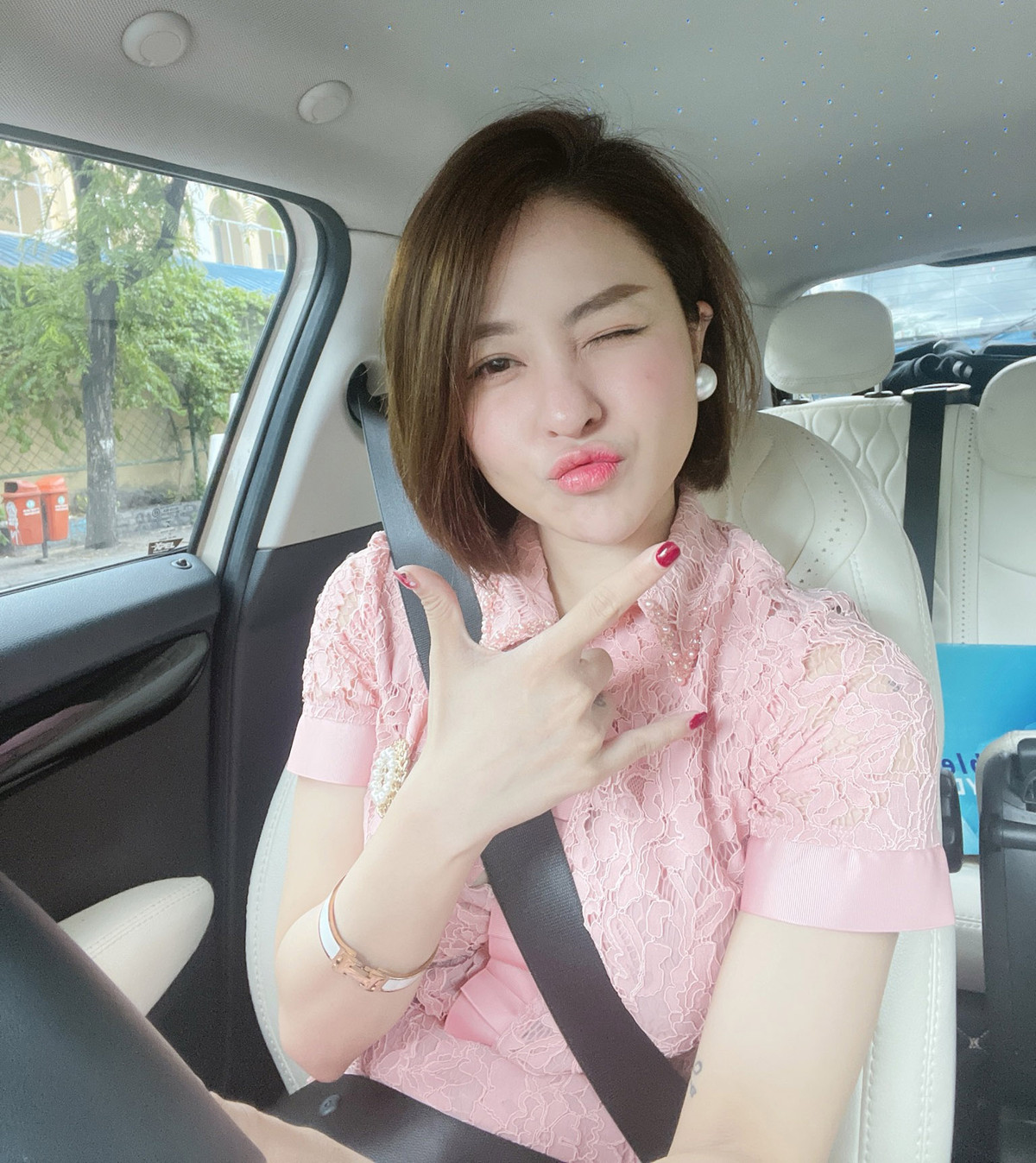 Trâm Anh tham gia chương trình "Nóng cùng World Cup" và được chú ý với gương mặt xinh như búp bê. Kế đó, cô nàng đồng ý hẹn hò cùng Pew Pew và nhận được nhiều sự quan tâm.