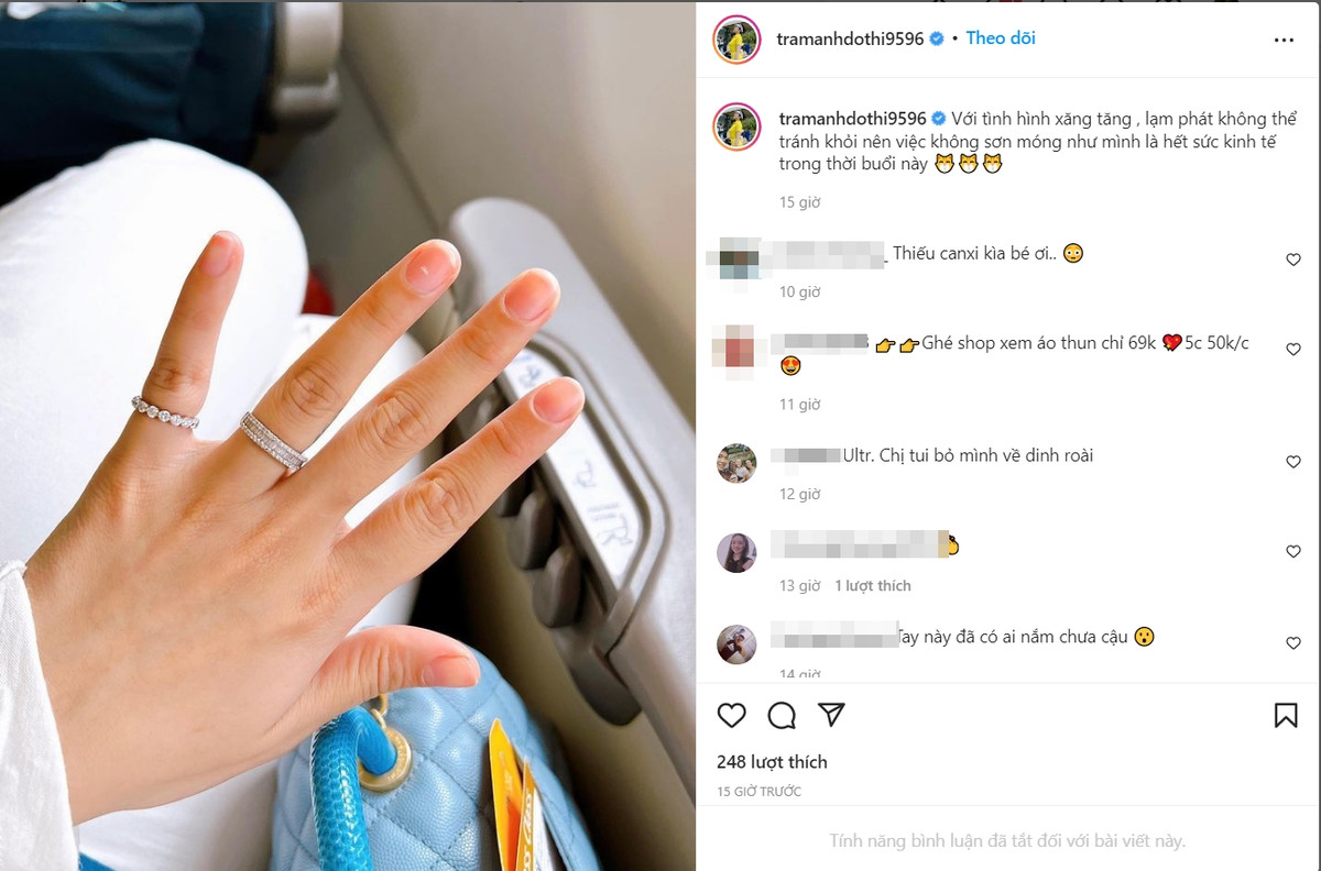 Mới đây trên Instagram cá nhân, người đẹp xứ Thanh gây chú ý khi cập nhật dòng trạng thái mới. Đăng ảnh bàn tay, Trâm Anh chia sẻ: "Với tình hình xăng tăng, lạm phát không thể tránh khỏi nên việc không sơn móng như mình là hết sức kinh tế trong thời buổi này", kèm theo đó là 3 icon hình trái tim.