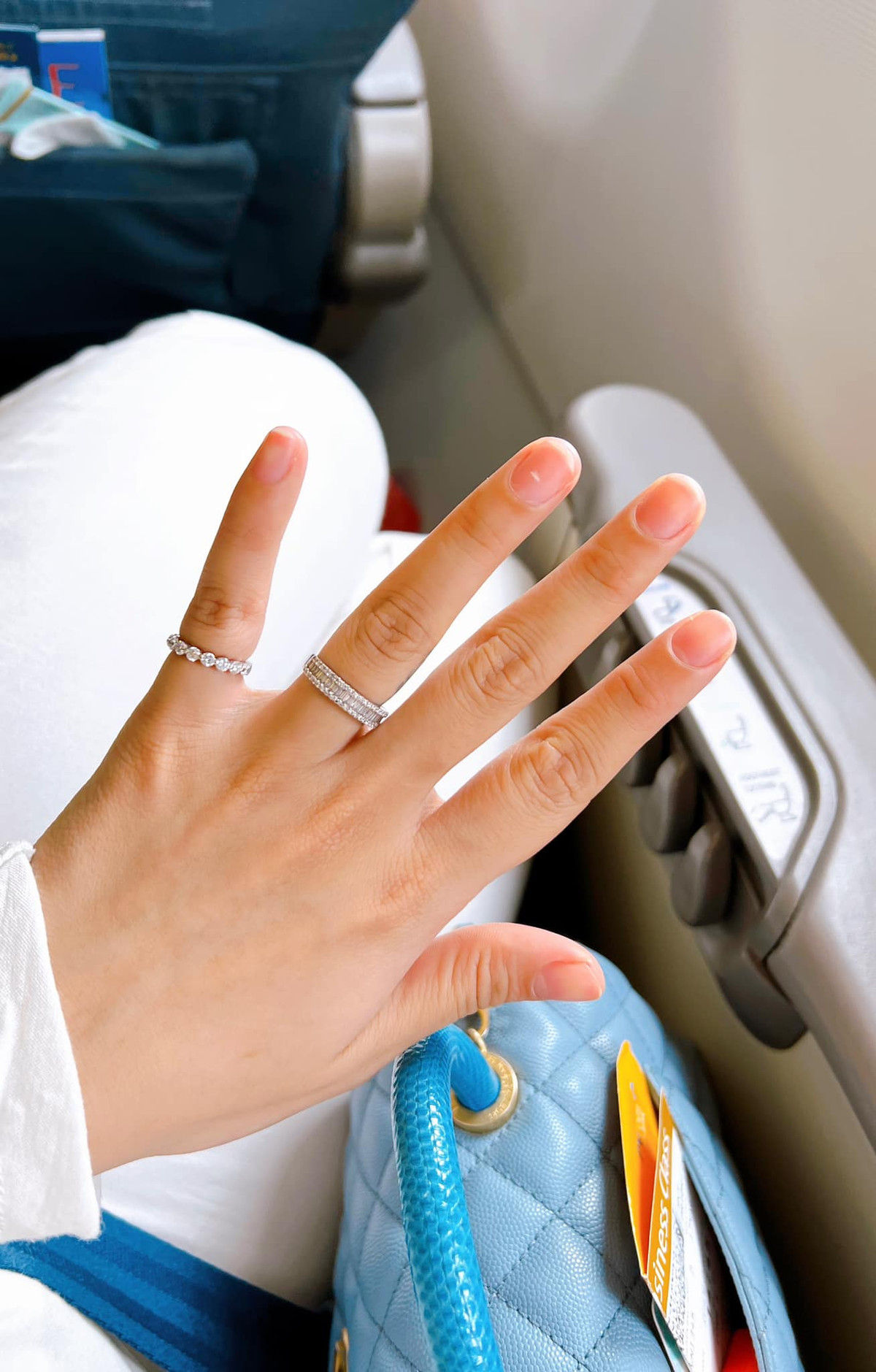 Bên cạnh dòng tâm sự, netizen lại chú ý hơn đến 2 chiếc nhẫn ở ngón áp út và ngón út bàn tay trái. Ngón áp út đeo nhẫn thường chỉ dành cho những người chuẩn bị kết hôn hoặc đã lập gia đình nên nhiều người đồn đoán cô sắp lấy chồng.