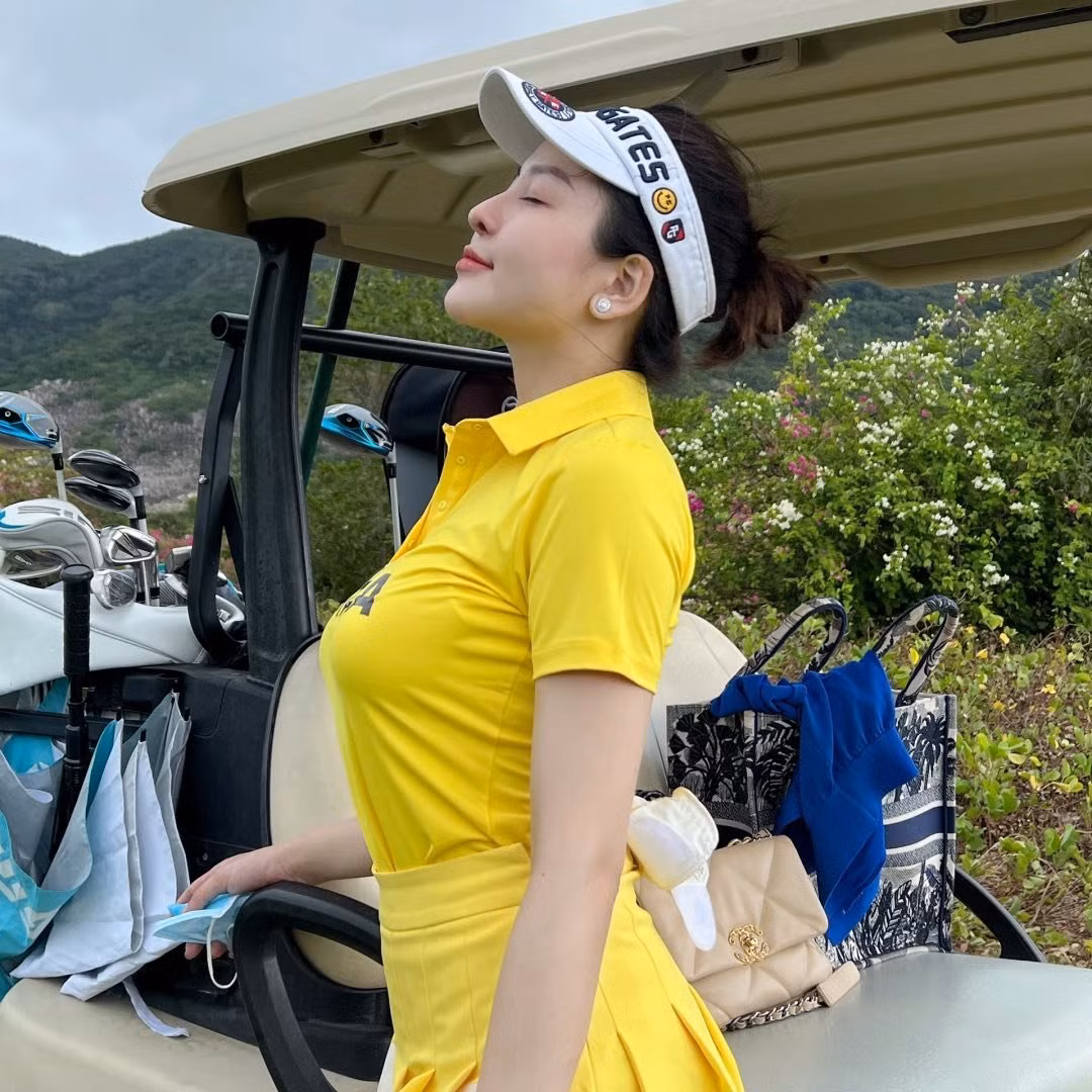 Giữa tháng 4/2019, khắp các diễn đàn mạng xã hội liên tục xôn xao về clip nóng được cho là của Trâm Anh.