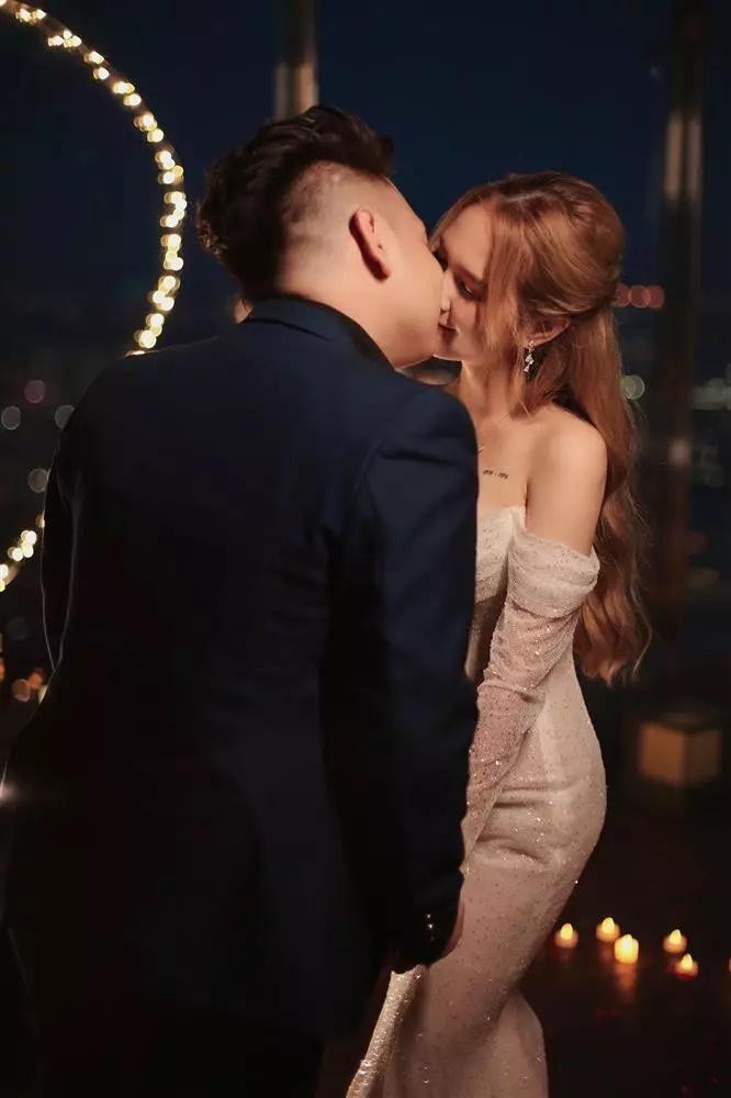 Theo như Xoài Non từng chia sẻ, khi đó cô gặp phải nhiều chuyện nên quyết định khắc hình trên mình để động viên bản thân phải sống tốt hơn.