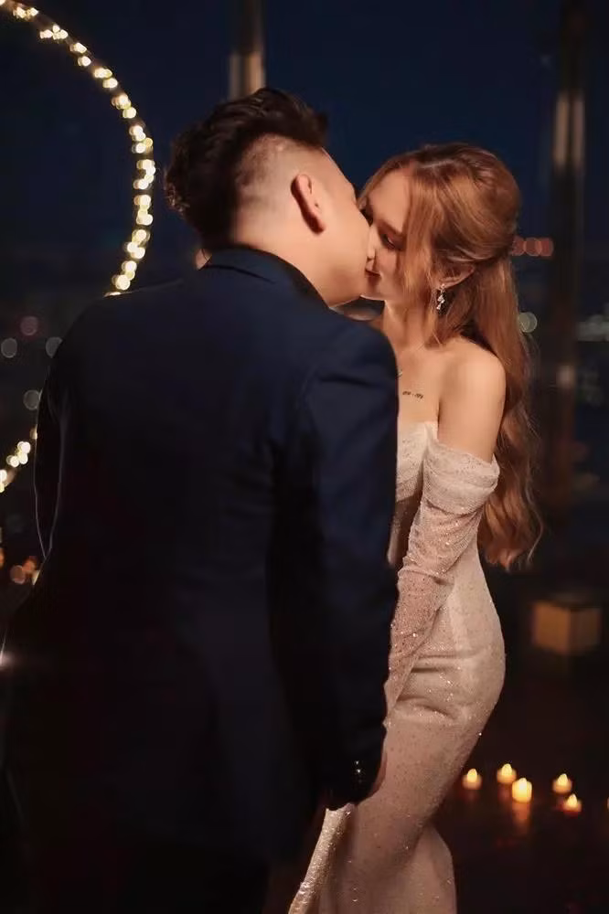 Theo như Xoài Non từng chia sẻ, khi đó cô gặp phải nhiều chuyện nên quyết định khắc hình trên mình để động viên bản thân phải sống tốt hơn.