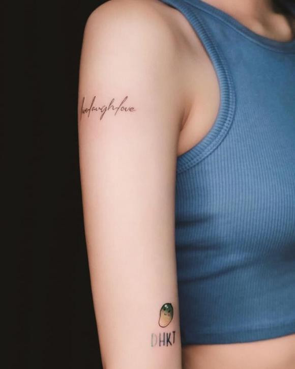 Được biết, ý nghĩa của hình xăm này là chữ cái viết tắt tên của các thành viên trong gia đình hot girl. "Hình này là tên chữ cái đầu của từng thành viên trong gia đình Xoài. Bố mẹ và anh hai", cô chia sẻ.