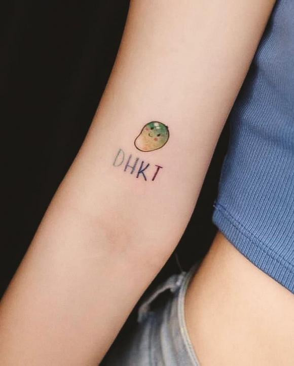 "Còn trái xoài kia là xoài xanh, vì nó hiện diện cho tên Xoài Non, cái tên tuổi trẻ của mình nên mình lưu giữ lại", nàng hot girl cho biết về ý nghĩa của hình xăm mới này. Tiếp đến là hình xăm “lovelaughlove" (sống - cười - yêu), Xoài Non dùng để nhắc nhở bản thân mình.