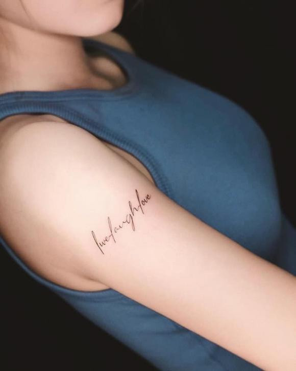 Mới đây, gái xinh Sài thành đã bổ sung thêm hai hình xăm nữa trên cánh tay phải. Một là 4 chữ cái viết tắt "DHKT", kèm với hình quả xoài xanh ở trên.